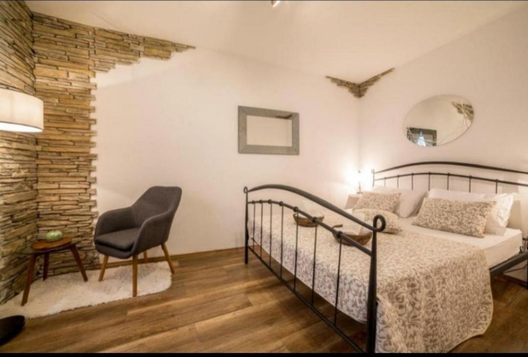 Iron Gates Apartments Split Room photo